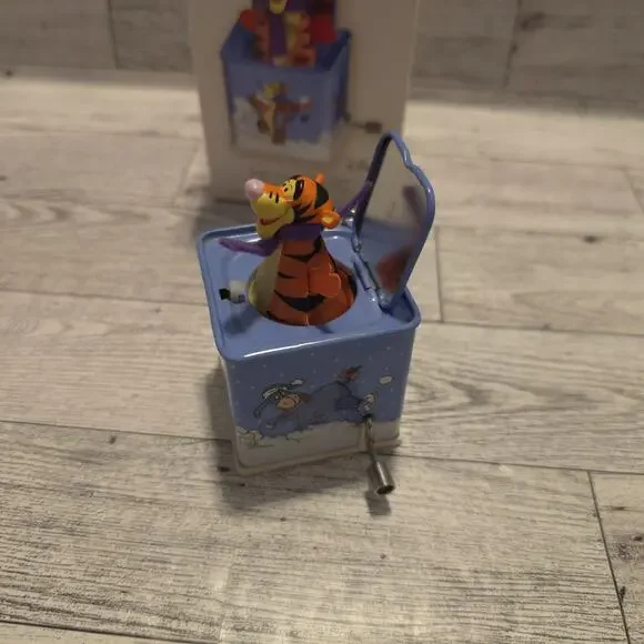 HALLMARK 2007 POP GOES THE TIGGER JACKIN THE BOX MEMORIES DISNEY ORNAMENT - Picture 7 of 7